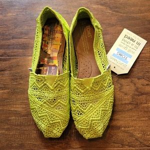 Tom's classic neon crochet shoes